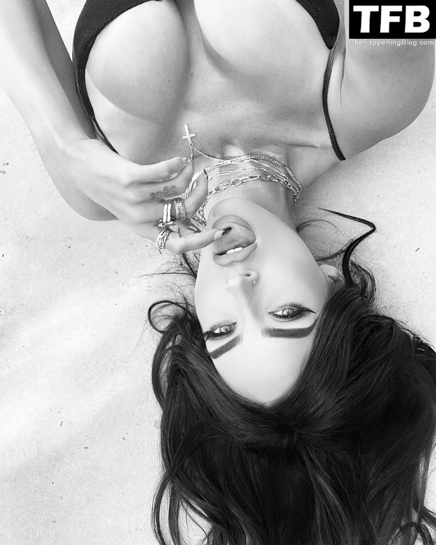 Megan Fox Shows Off Her Sexy Boobs (5 Photos)