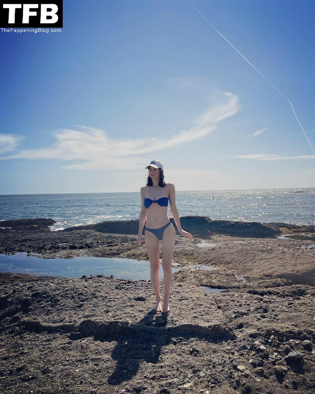 Alexandra Daddario Sexy (7 Photos)