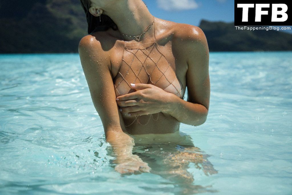 Alexis Ren Nude &amp; Sexy Collection – Part 2 (76 Photos)