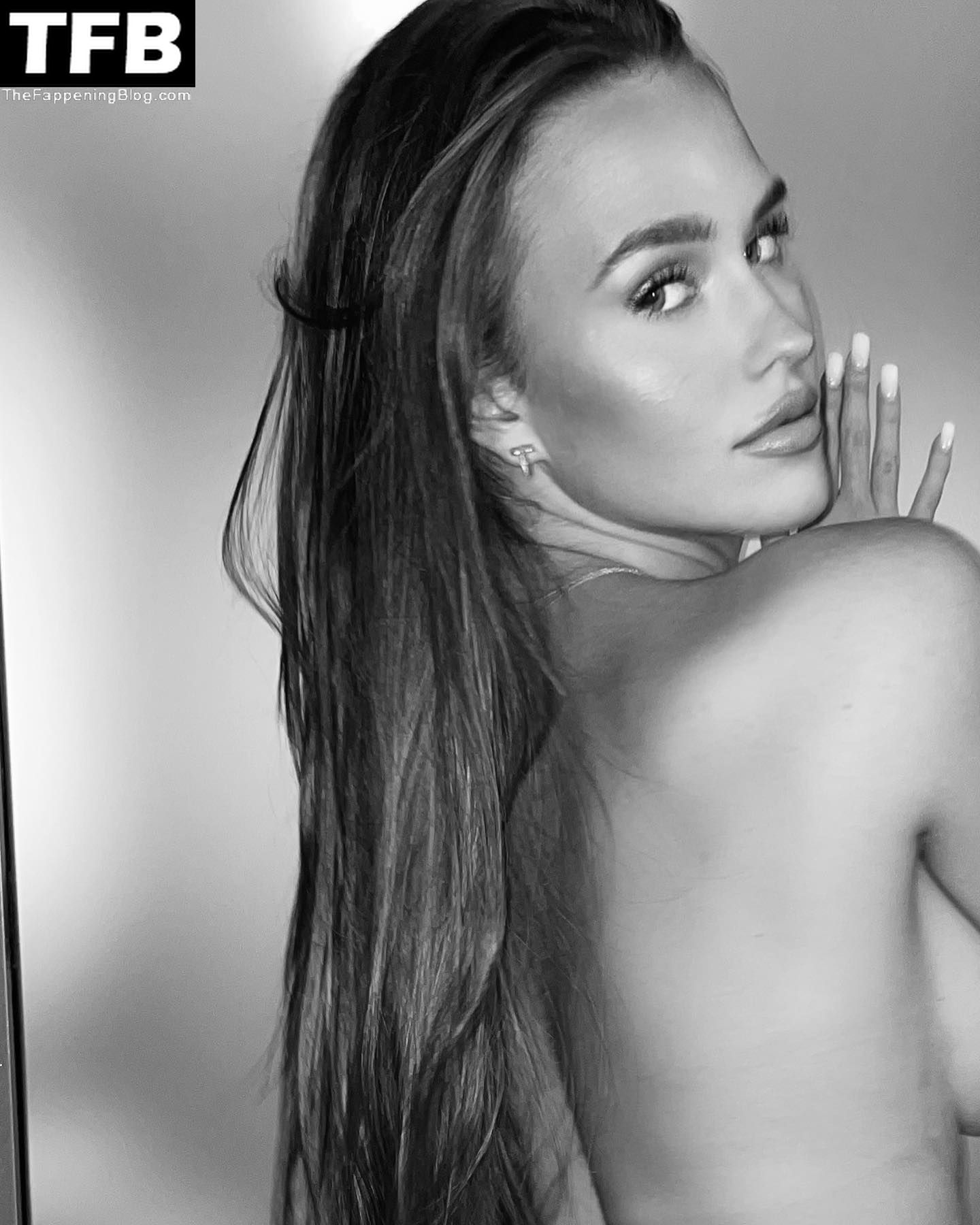 Laura Sophie Müller Topless &amp; Sexy (9 Photos)
