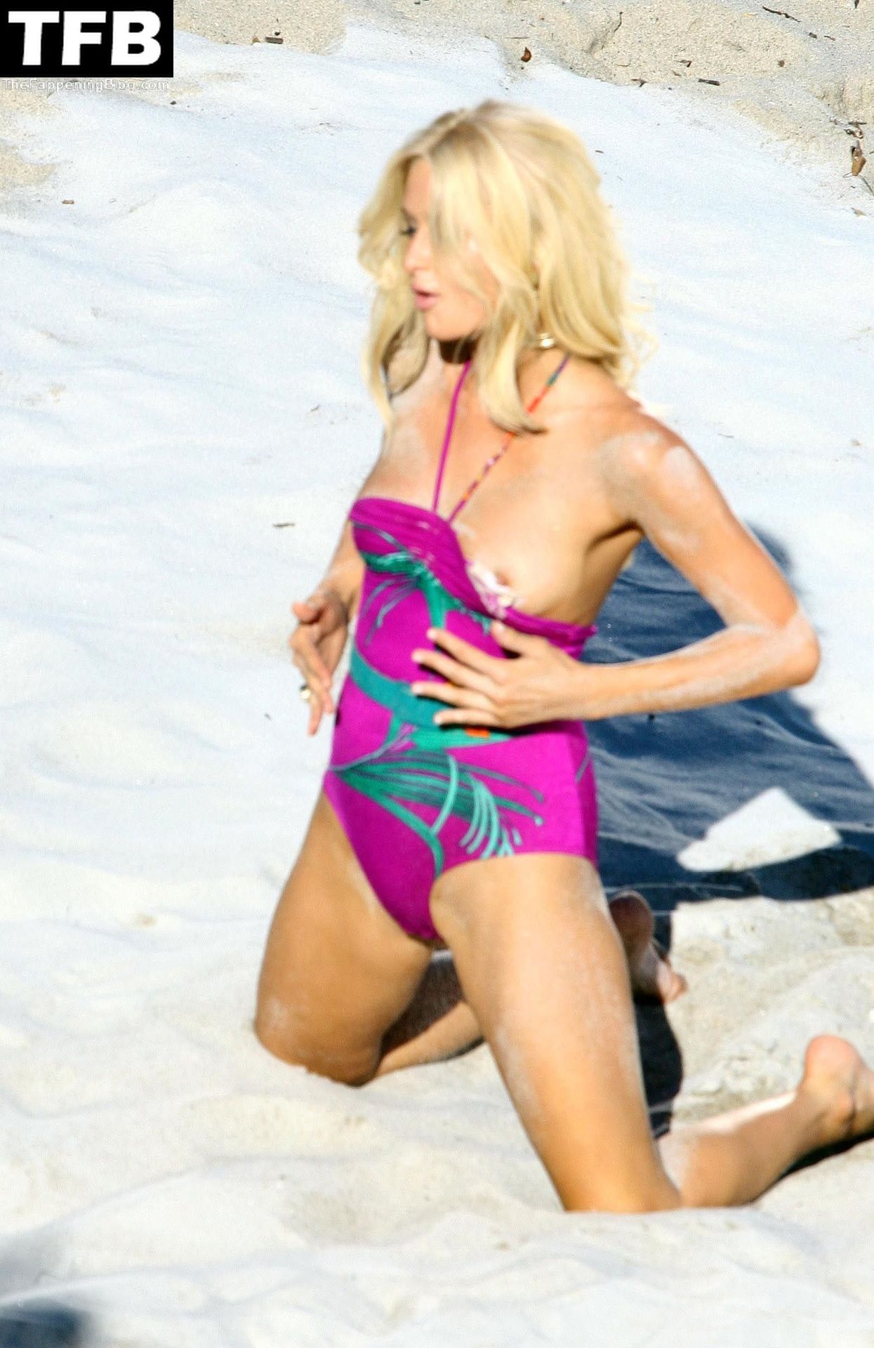 Paris Hilton Nude &amp; Sexy Collection – Part 2 (150 Photos)