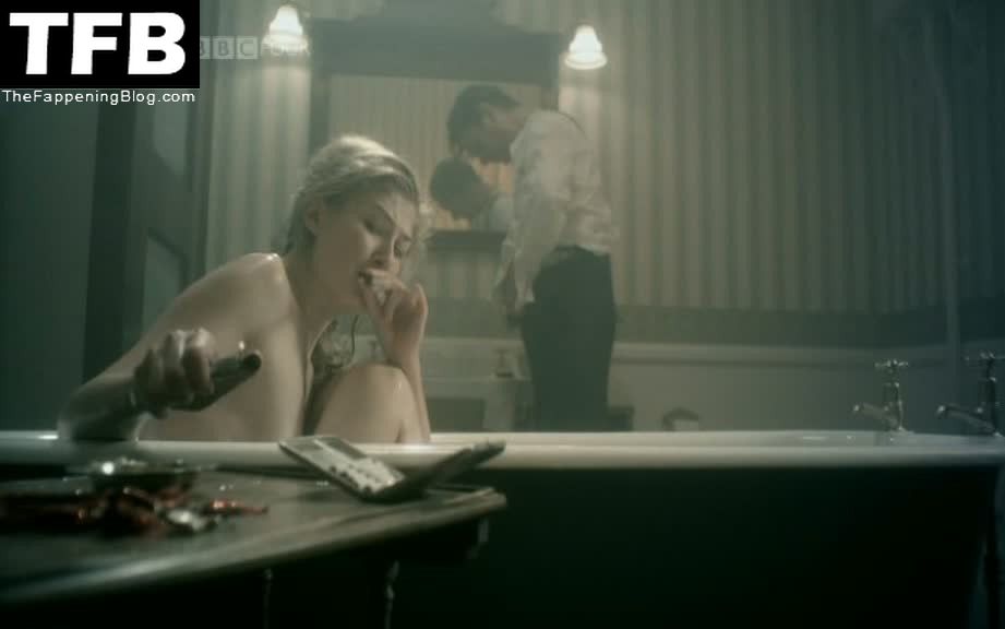 Rosamund Pike Nude &amp; Sexy – Women in Love (5 Pics)