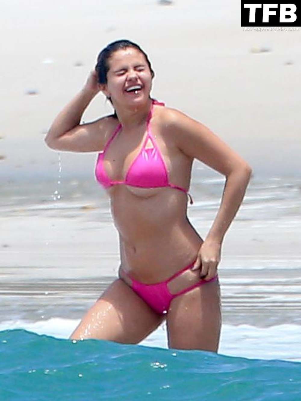Selena Gomez Nude &amp; Sexy Collection – Part 4 (150 Photos)