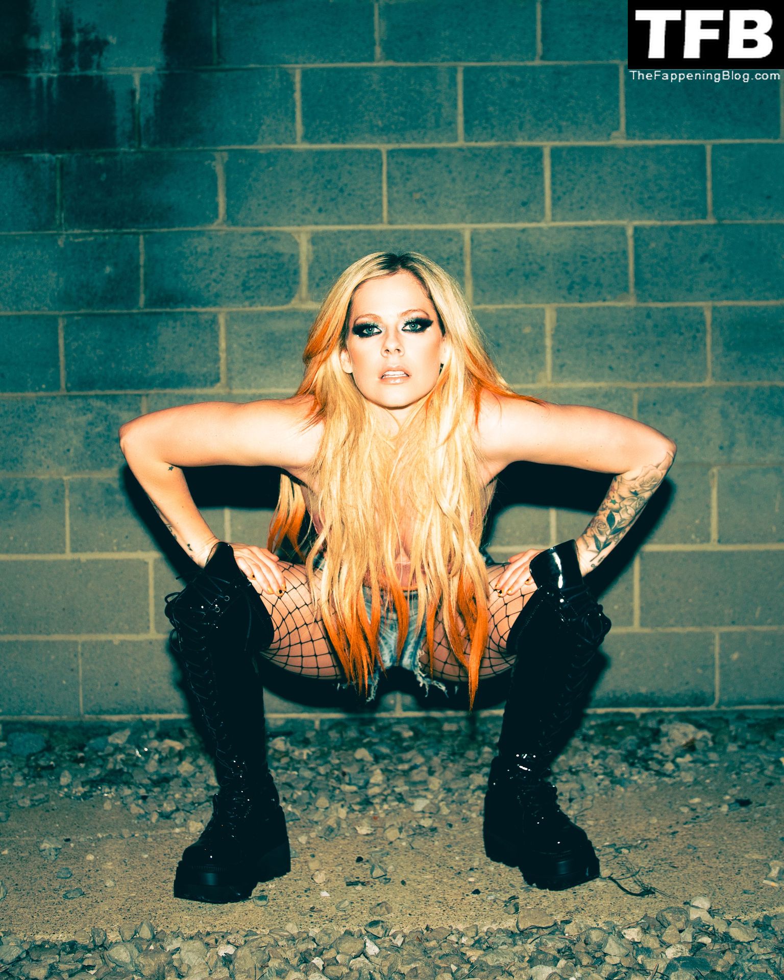 Avril Lavigne Sexy – INLOVE Magazine Winter 2023 Issue (7 Photos)