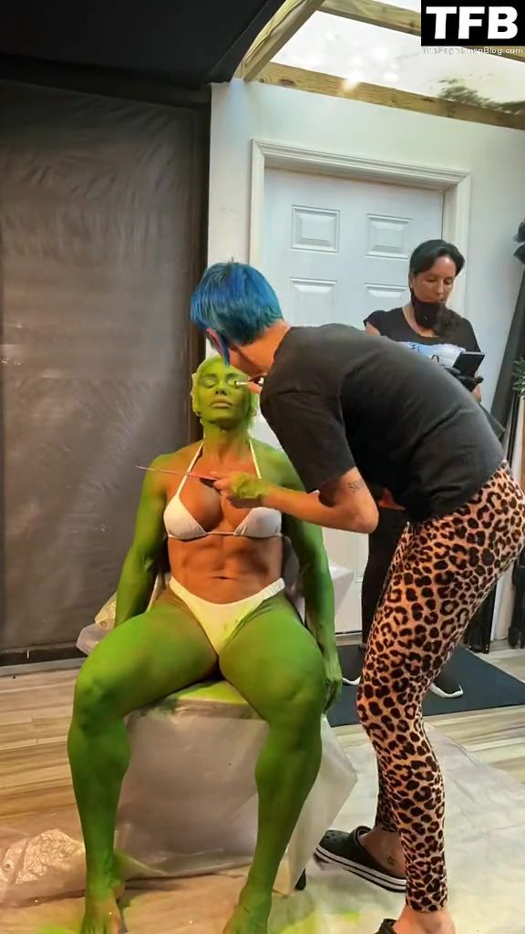 Fafa Araujo Goes Viral With Her Incredible Body Paint Transformation (33 Photos)