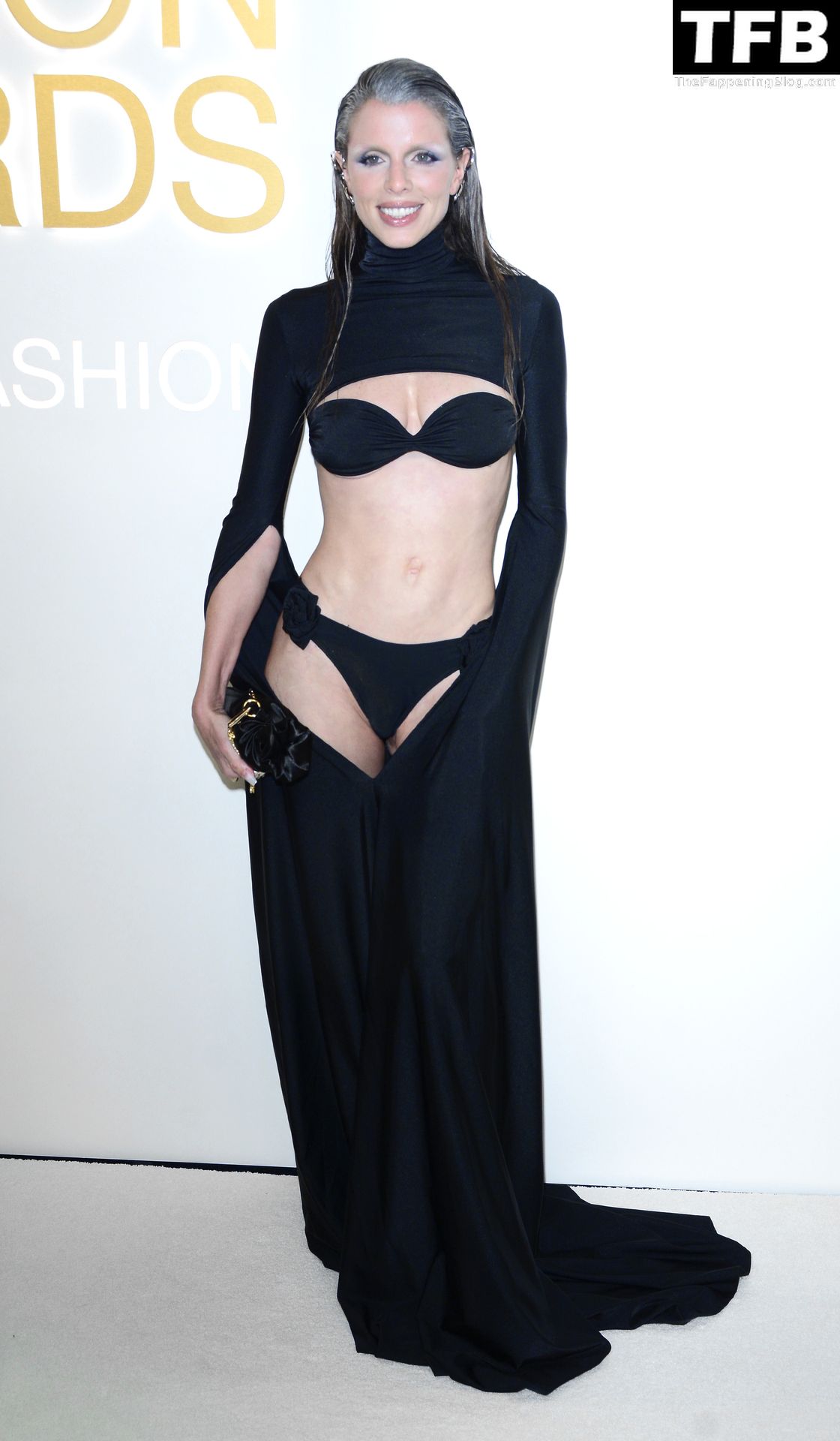 Julia Fox Displays Her Sexy Tits &amp; Waist at the 2022 CFDA Fashion Awards (104 Photos)
