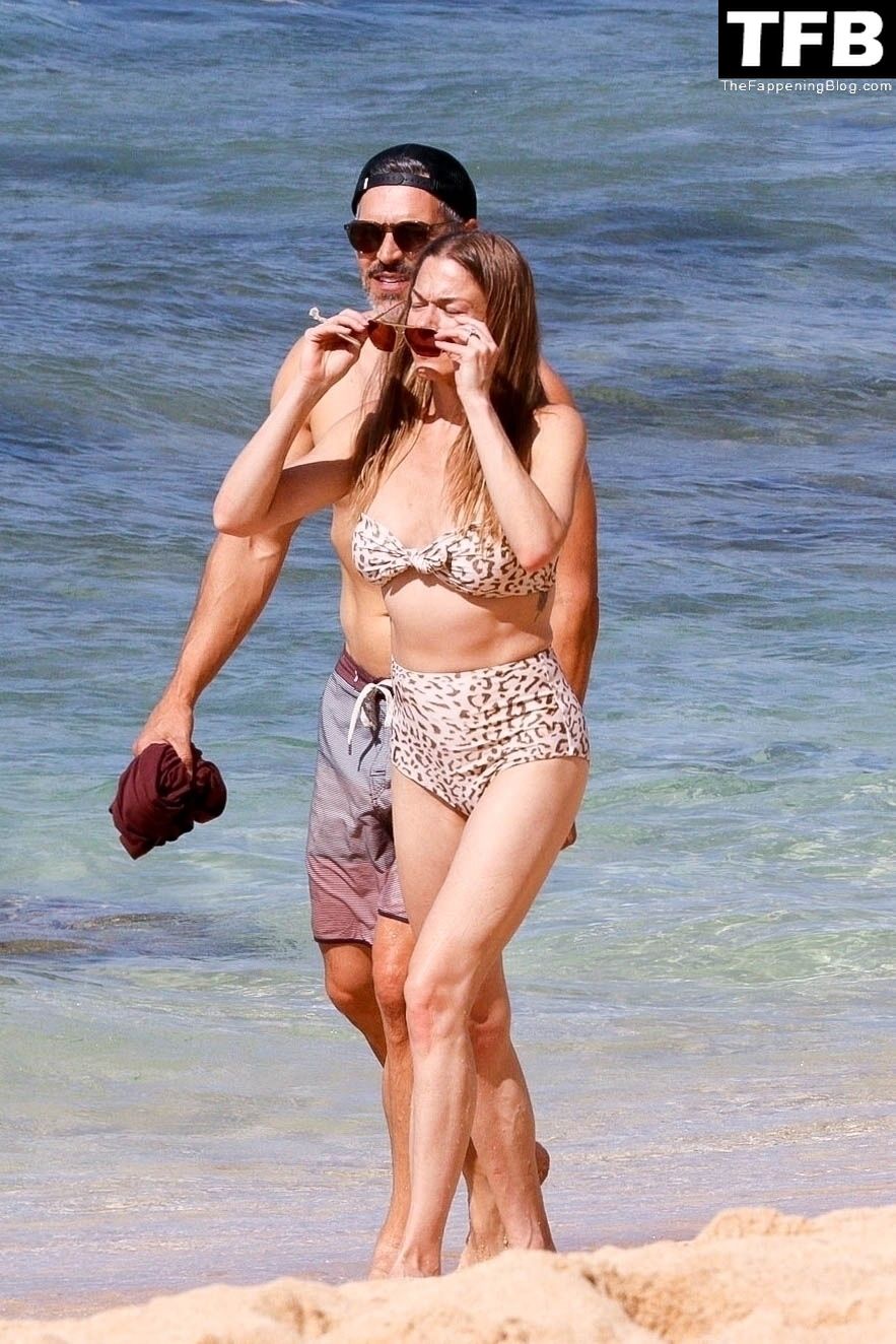 LeAnn Rimes &amp; Eddie Cibrian Sunbathe During Their Romantic Getaway on Waikiki Island (39 Photos)
