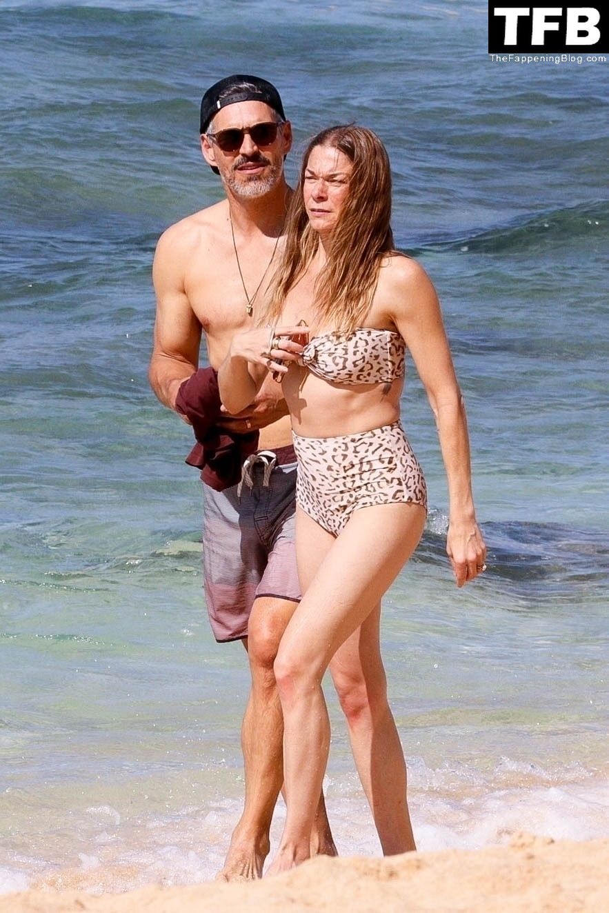 LeAnn Rimes &amp; Eddie Cibrian Sunbathe During Their Romantic Getaway on Waikiki Island (39 Photos)