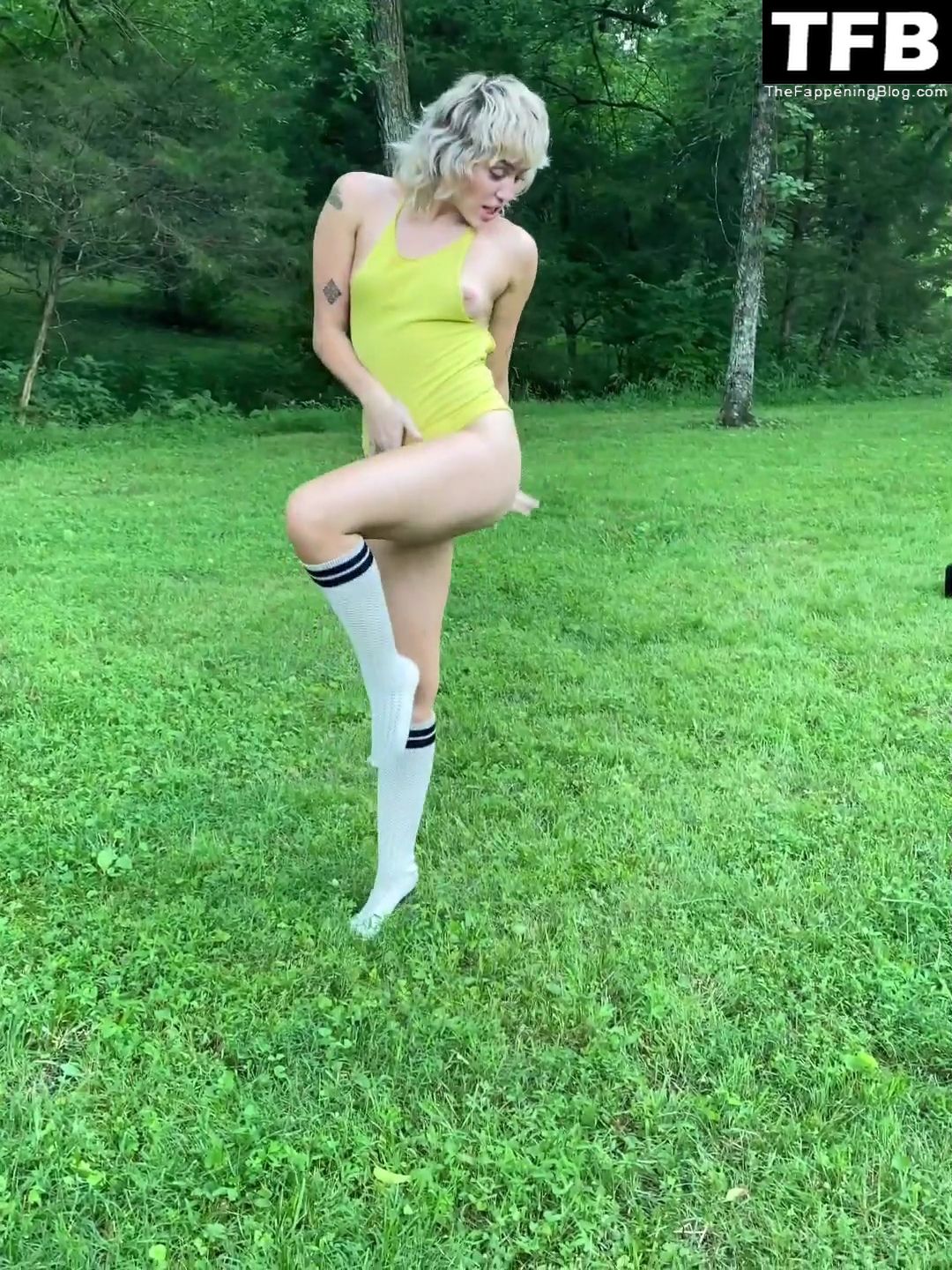 Miley Cyrus Flashes Her Nude Tit (5 Pics + Video)