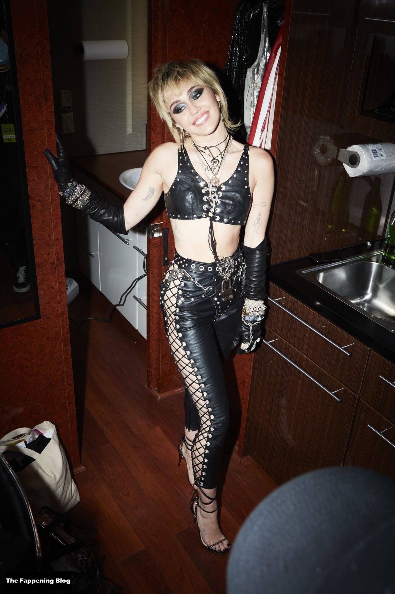 Miley Cyrus Nude &amp; Sexy Collection (24 Photos)