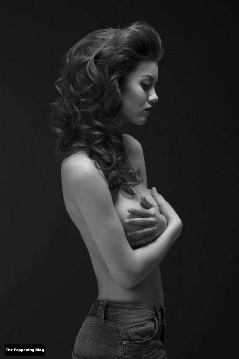 Nicola Cavanis Nude &amp; Sexy Collection (73 Photos)