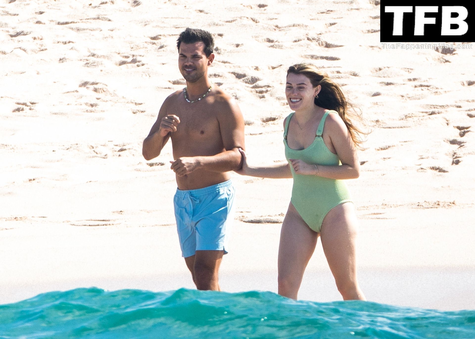 Taylor Dome &amp; Taylor Lautner Enjoy Their Romantic Honeymoon in Mexico (35 Photos)