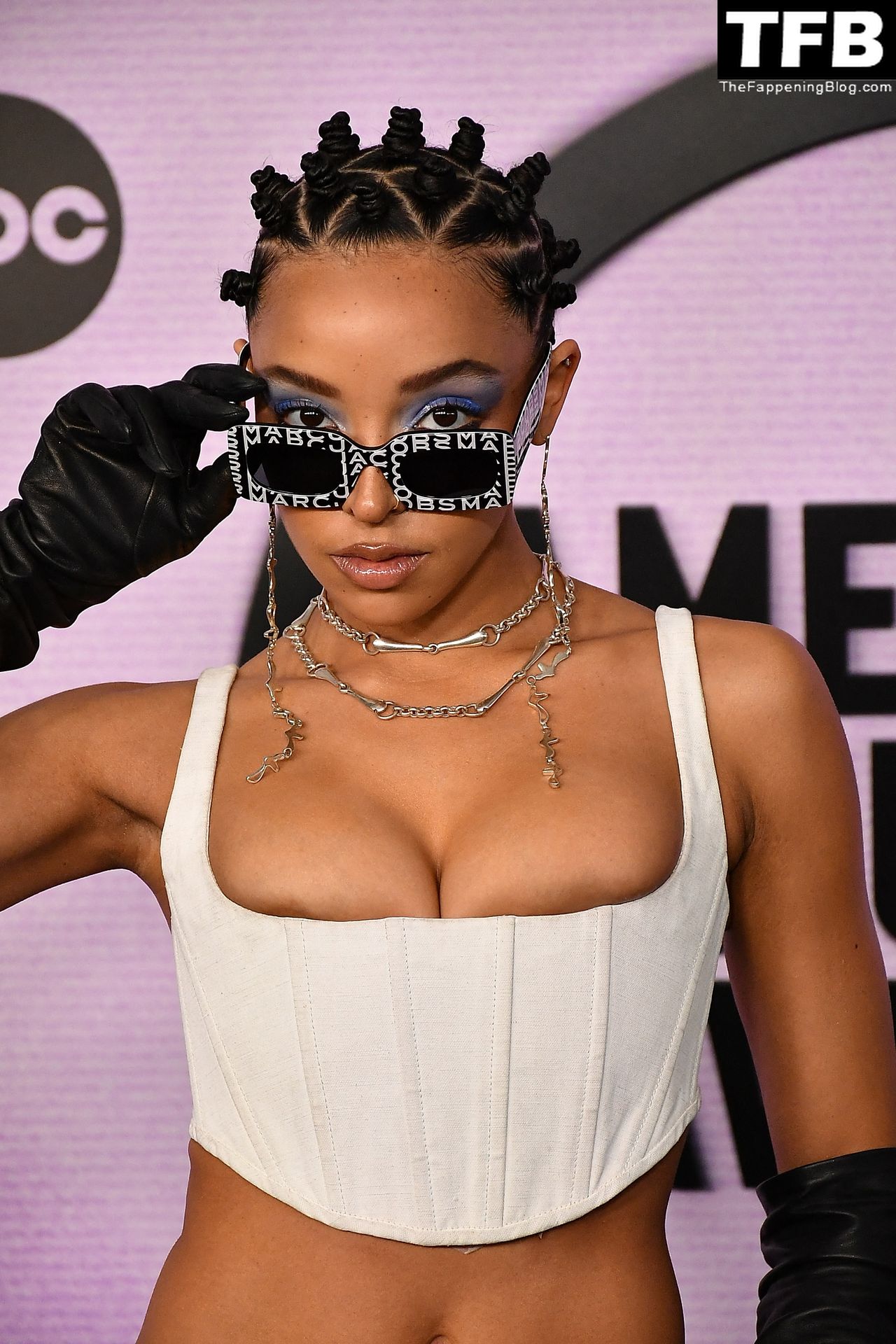 Tinashe Flashes Her Areolas at the 2022 American Music Awards in LA (8 Photos)
