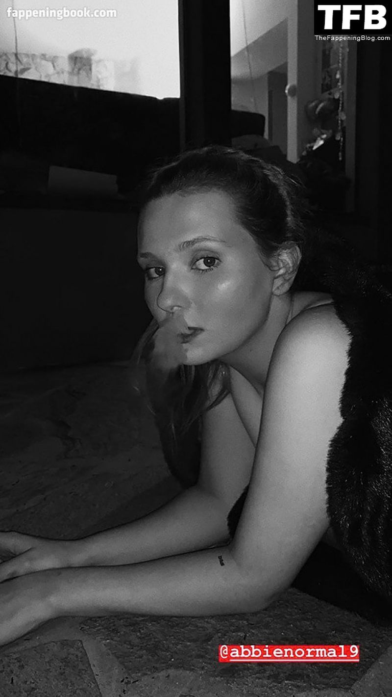 Abigail Breslin Sexy &amp; Topless (25 Photos)