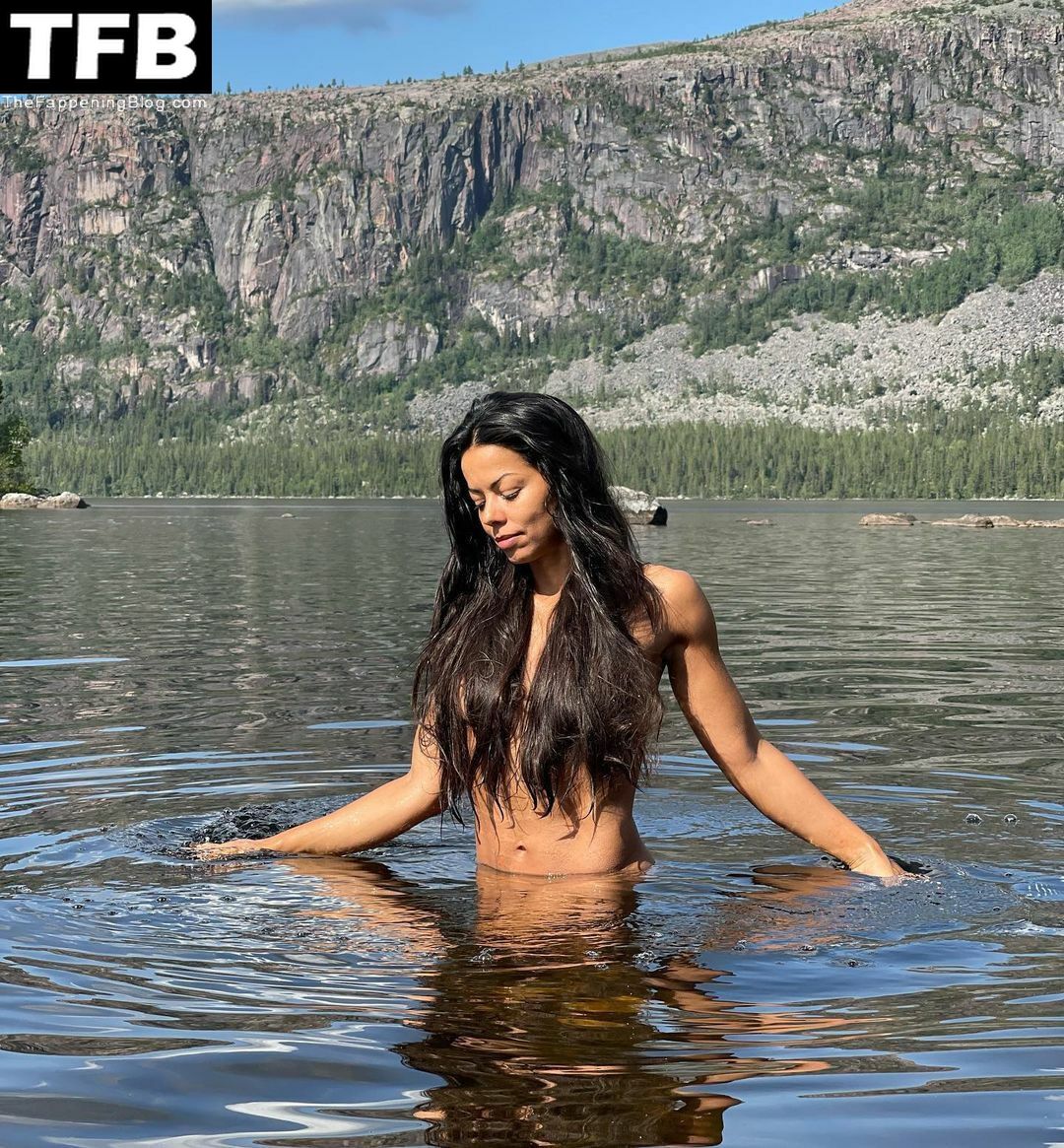 Fernanda Brandao Sexy Topless 1