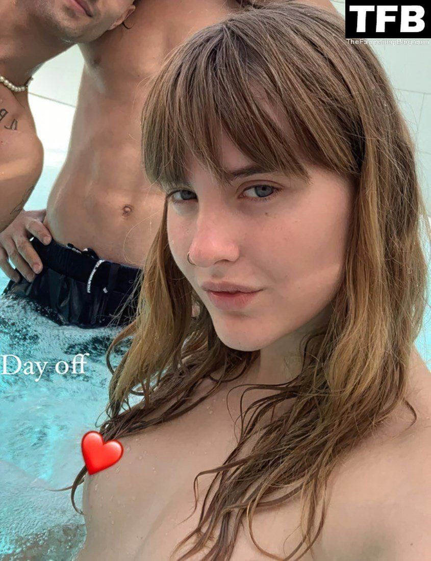 Victoria De Angelis Nude Sexy 10