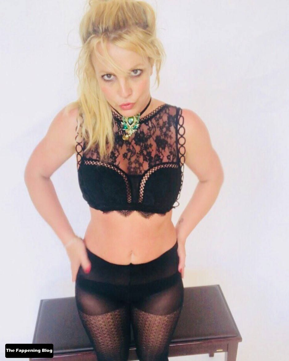 Britney-Spears-Sexy-Black-Tights-thefappeningblog.com_.jpg
