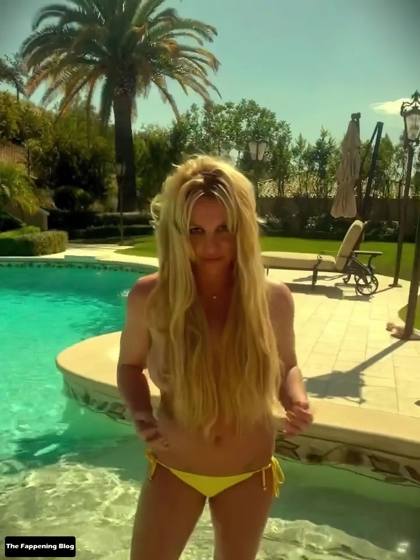 Britney-Spears-Topless-1-thefappeningblog.com_.jpg