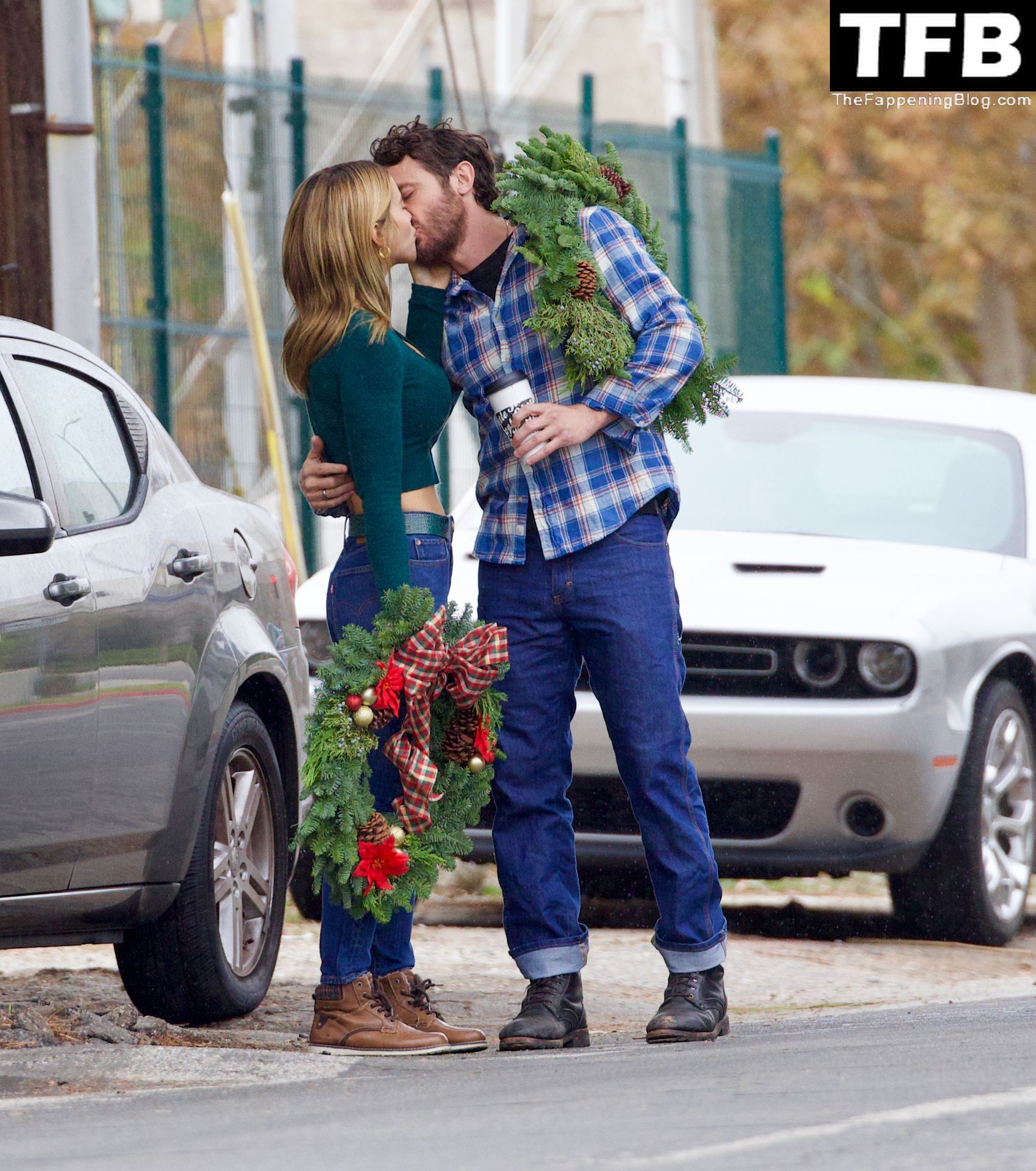 Caylee Cowan &amp; Casey Affleck Look Madly in Love As They Have a Passionate Kiss While Shopping For a Christmas Tree in Studio City (20 Photos)