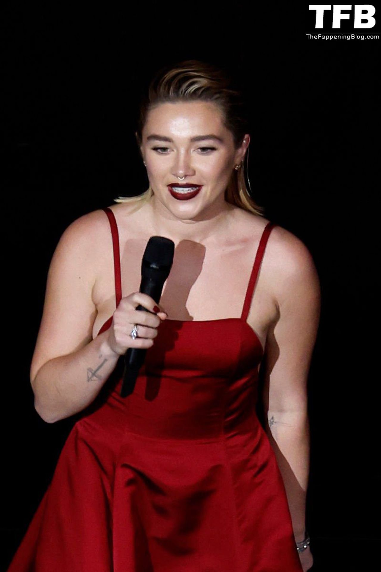 Florence Pugh Displays Her Sideboobs the 2022 Fashion Awards in London (187 Photos)