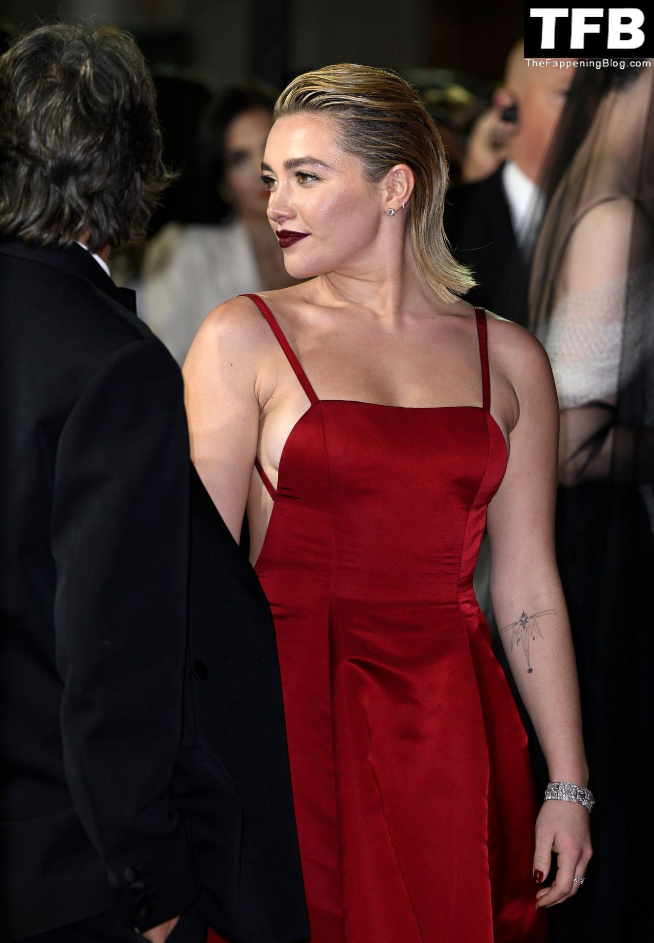 Florence Pugh Displays Her Sideboobs the 2022 Fashion Awards in London (187 Photos)