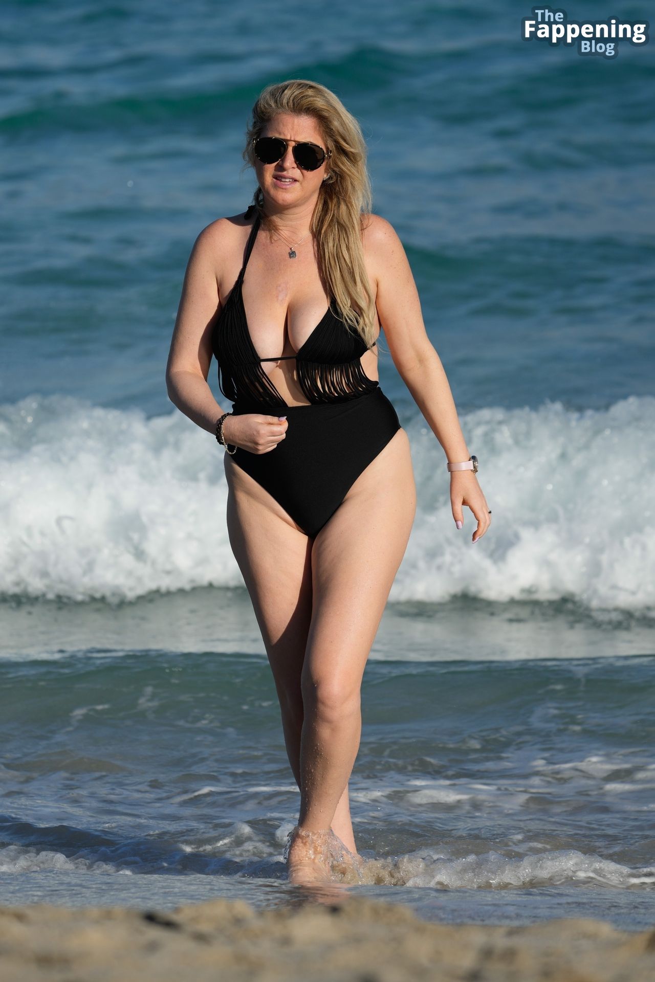 Josie Goldberg Enjoys a Beach Day in Miami (14 Photos)