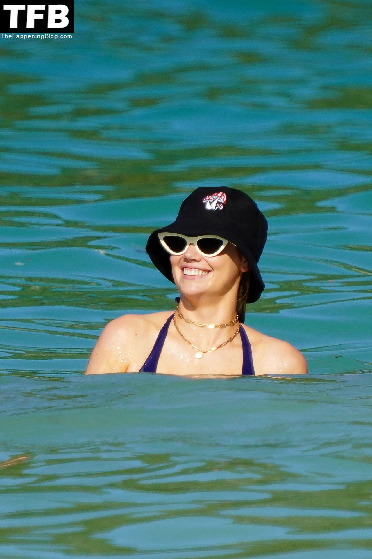 Kate Upton Looks Chic in a Blue Swimsuit as She Soaks Up the Sun with Justin Verlander (51 Photos)