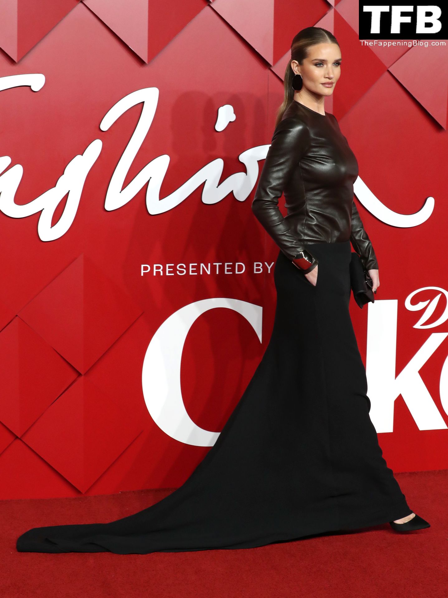 Rosie Huntington-Whiteley Displays Her Pokies at the 2022 Fashion Awards in London (32 Photos)