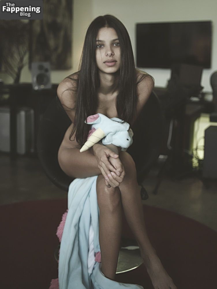 Bruna Lirio Topless &amp; Sexy (23 Photos)