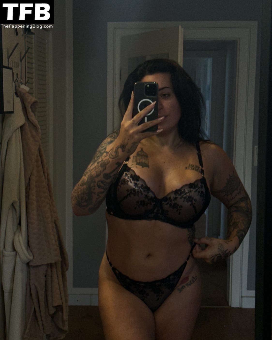 Jolina Mennen Sexy &amp; Topless (12 Photos)