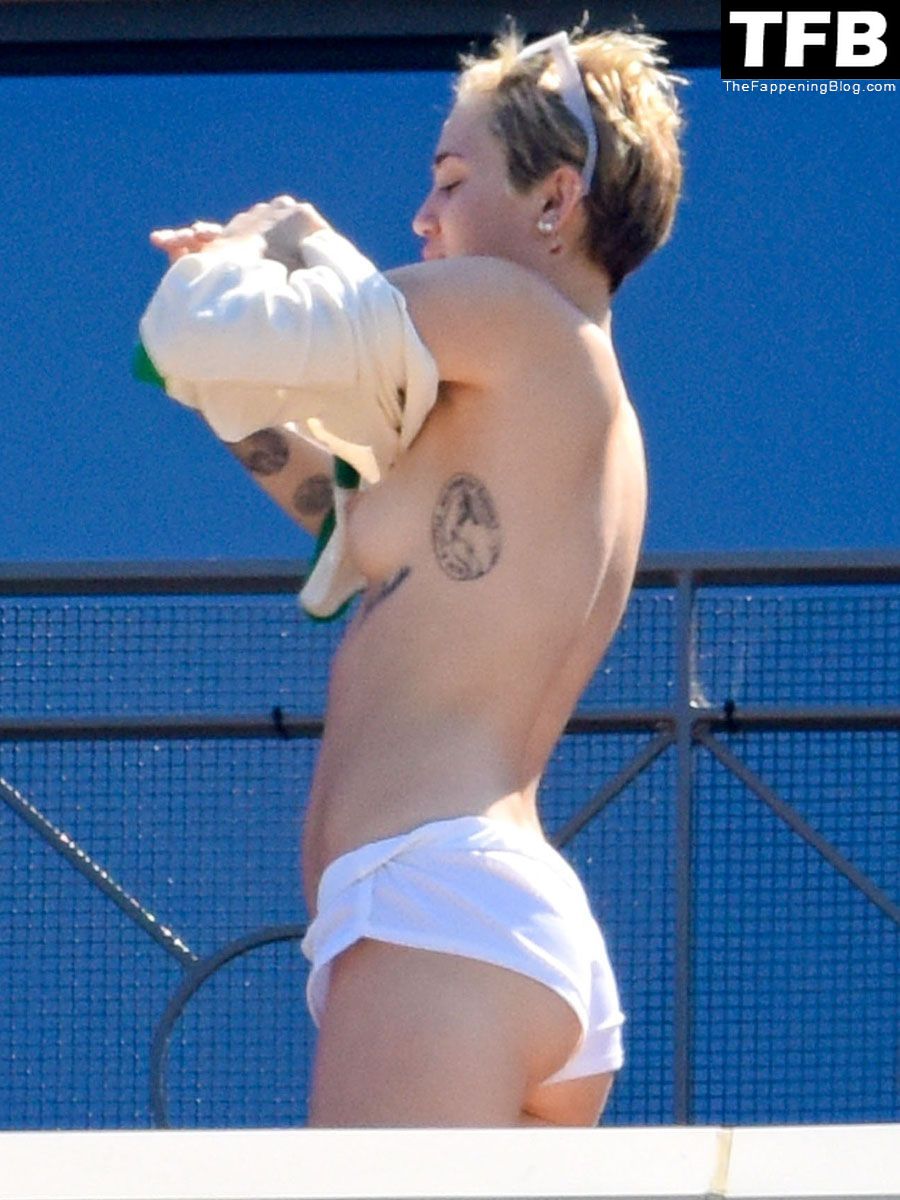 Miley Cyrus Nude &amp; Sexy Collection – Part 4 (150 Photos)
