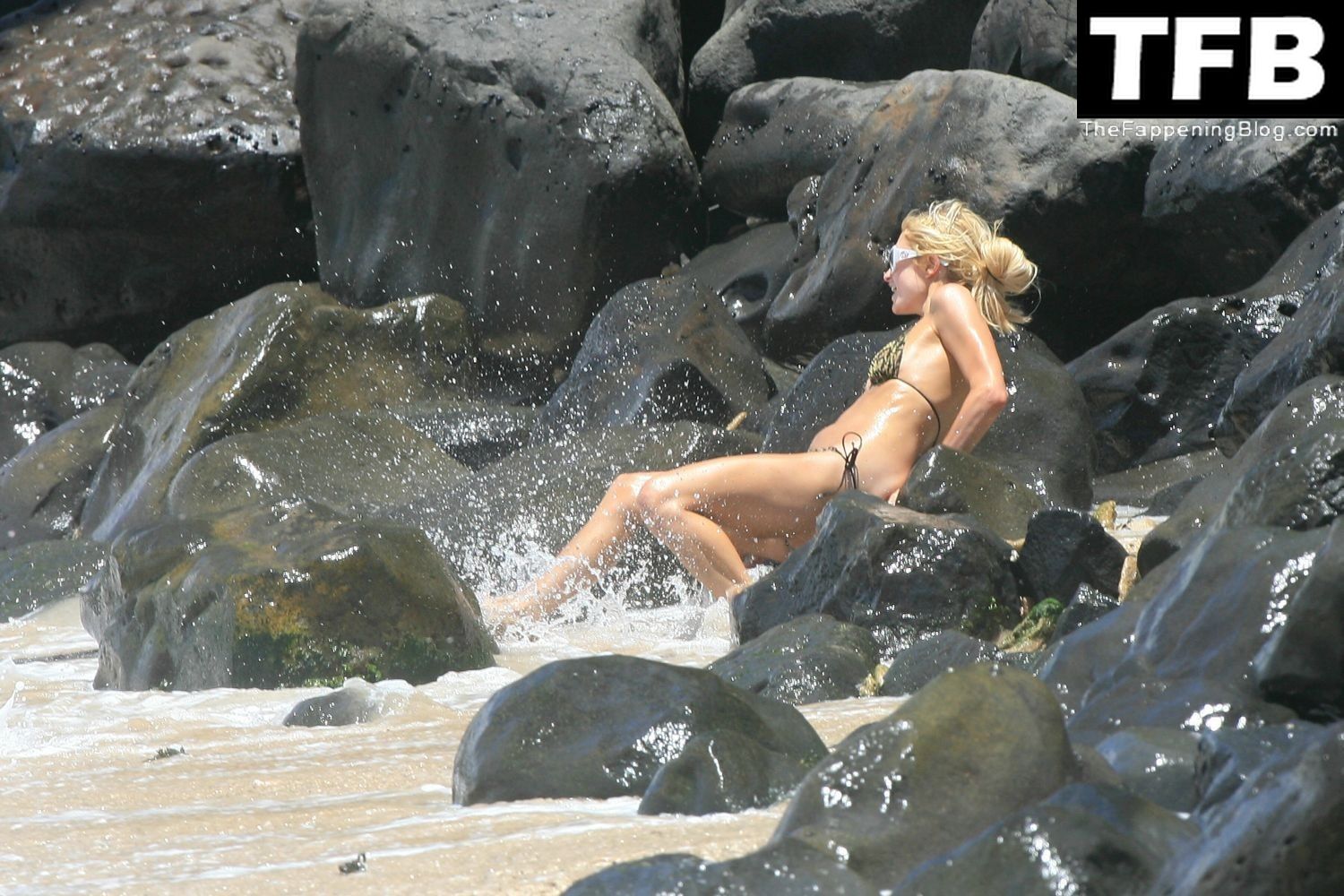 Paris Hilton Nude &amp; Sexy Collection – Part 3 (150 Photos)