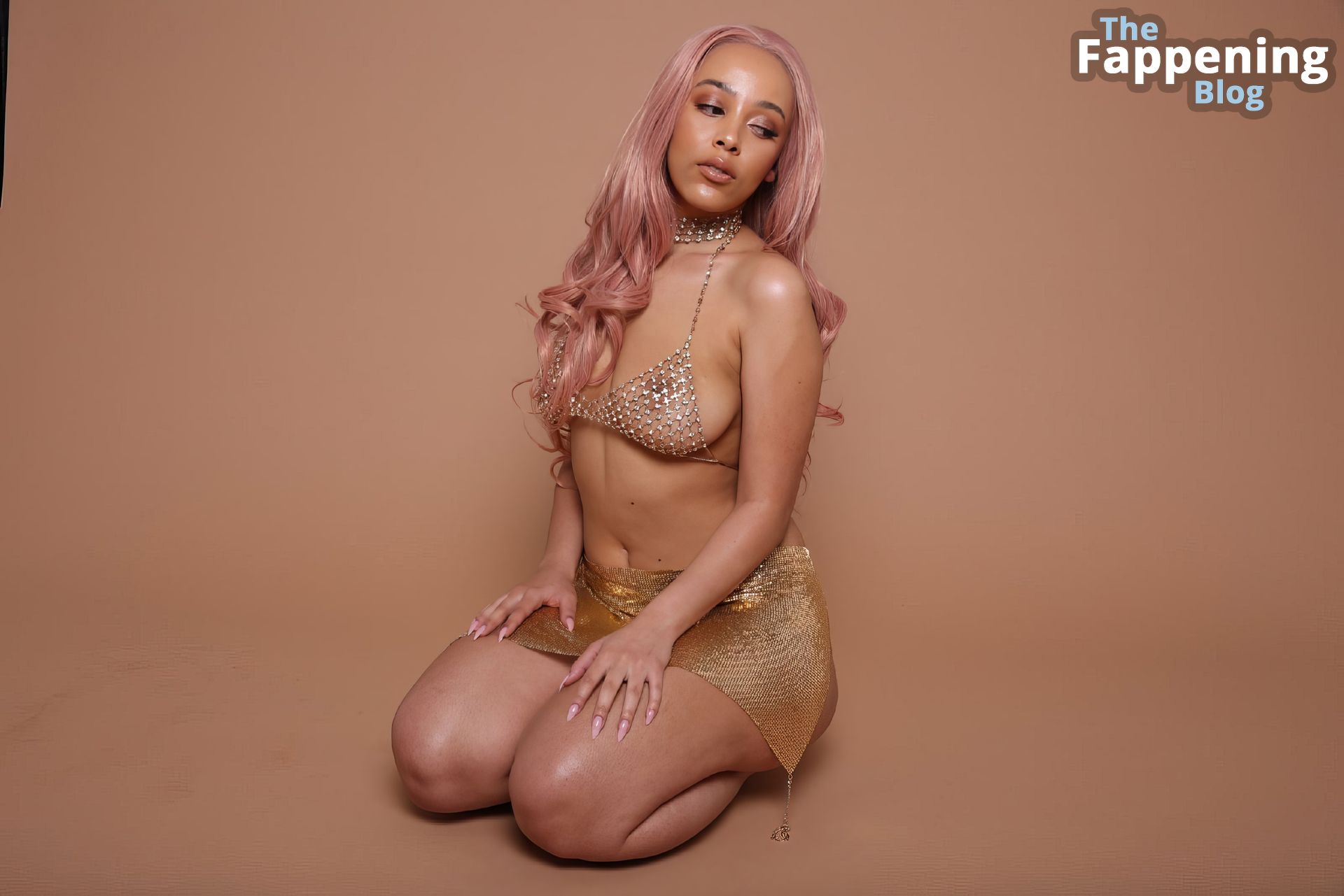 Doja Cat Shows Off Her Nude Tits (8 Photos)