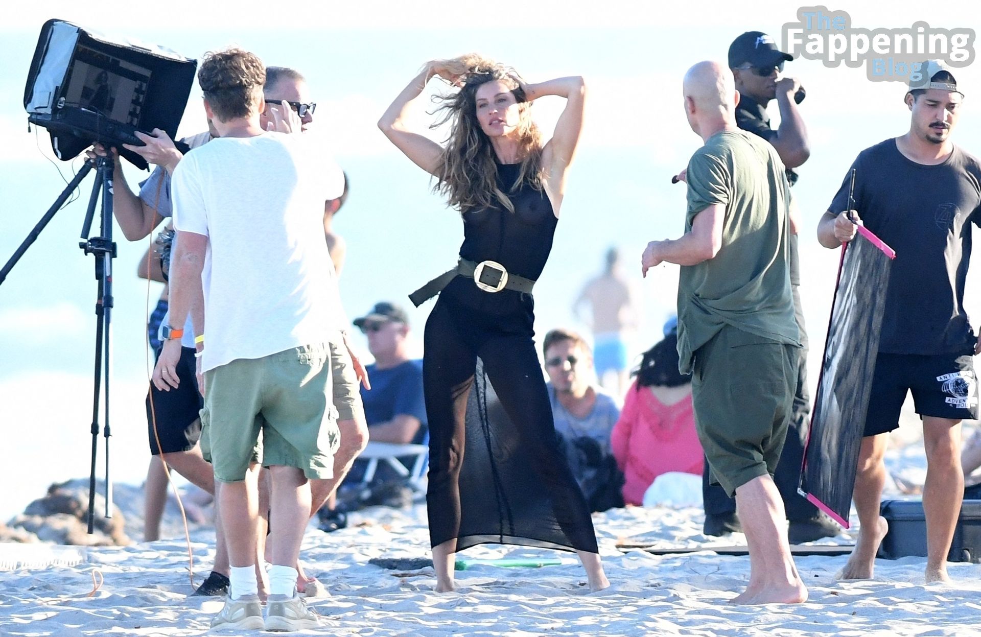 Gisele Bündchen Shows Off Her Nude Breasts in a Black Coverup for a Hot Shoot in Florida (36 Photos)