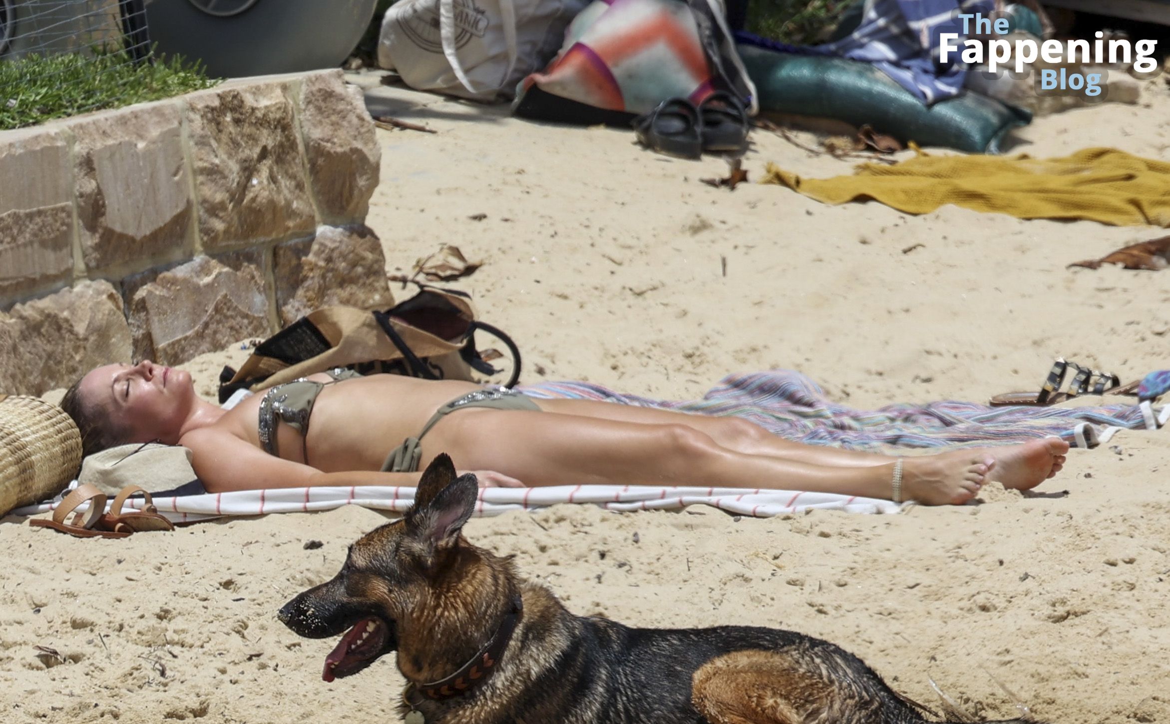 Joanne Froggatt Enjoys the Aussie Summer Weather (33 Photos)