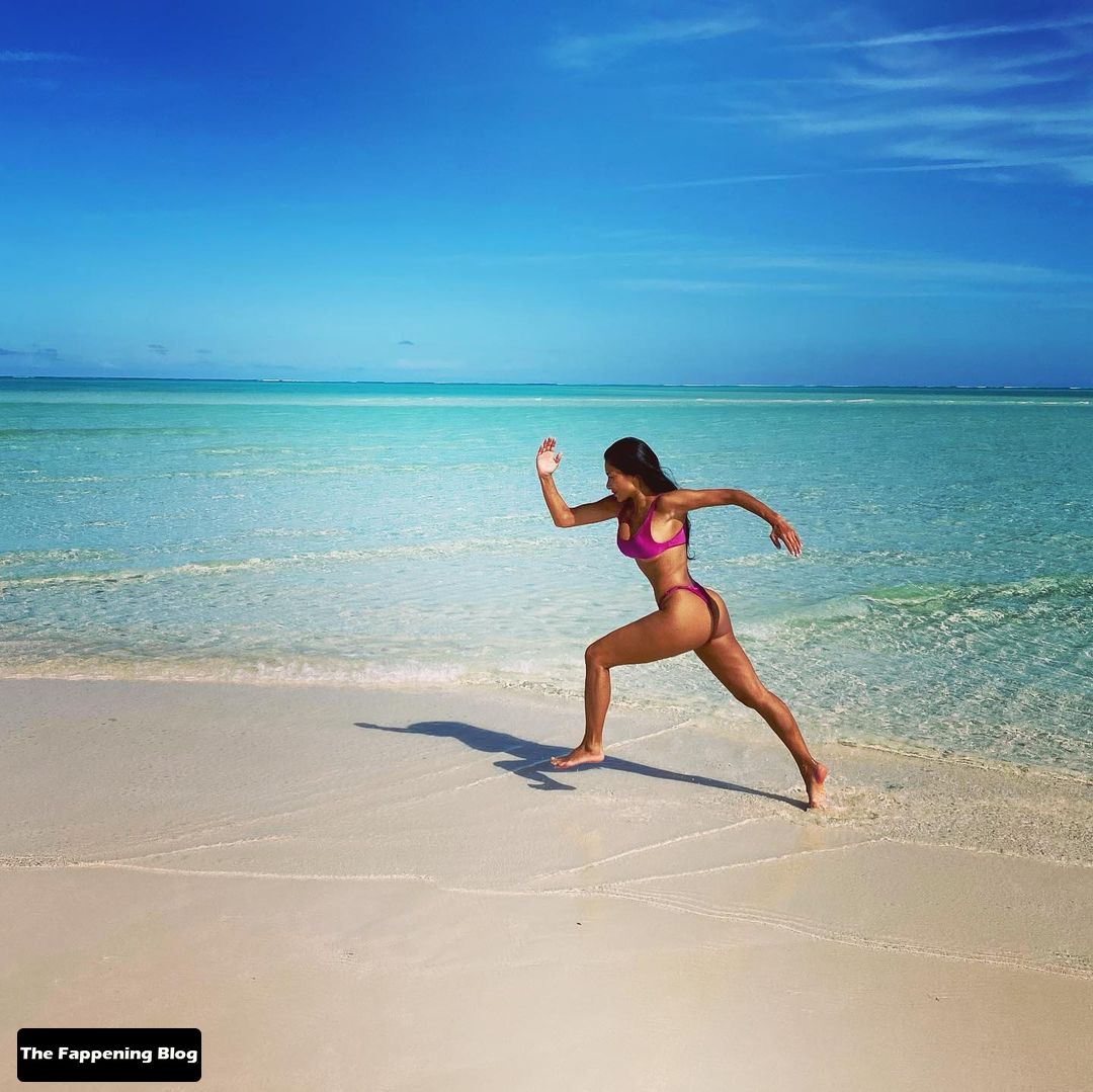 Nicole-Scherzinger-on-the-Beach-thefappeningblog.com_.jpg
