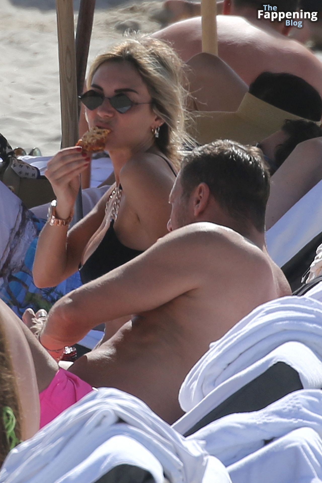 Noemi Bocci Relaxes on the Beach with Francesco Totti in Miami (52 Photos)
