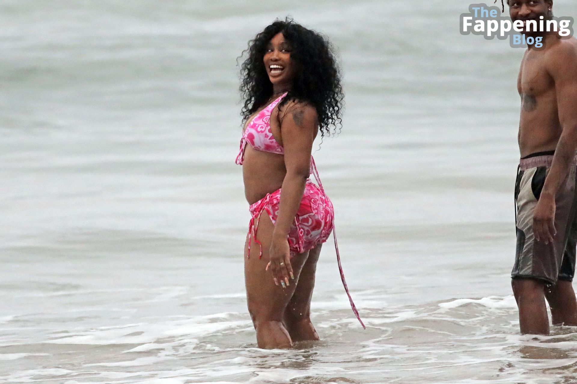 SZA is All Smiles at the Beach in Hawaii (29 Photos)