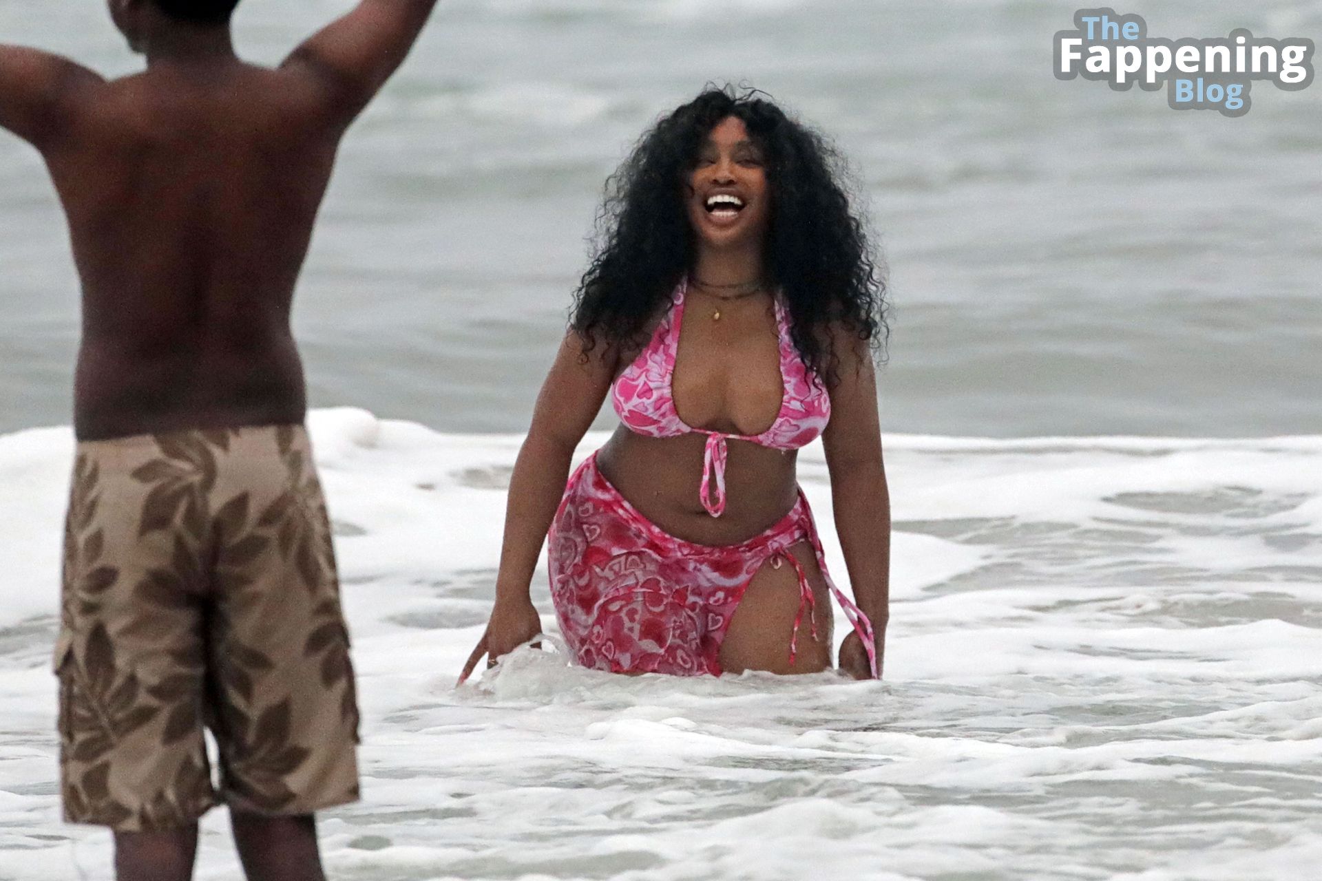 SZA is All Smiles at the Beach in Hawaii (29 Photos)