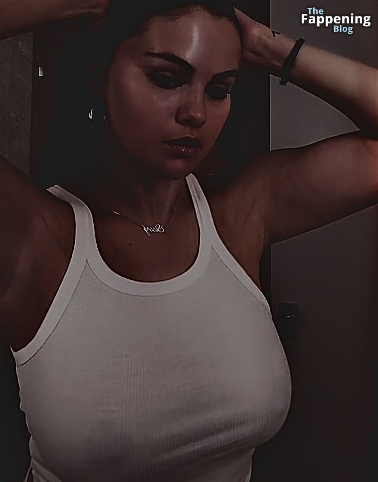 Selena Gomez Braless (3 Pics + Video)