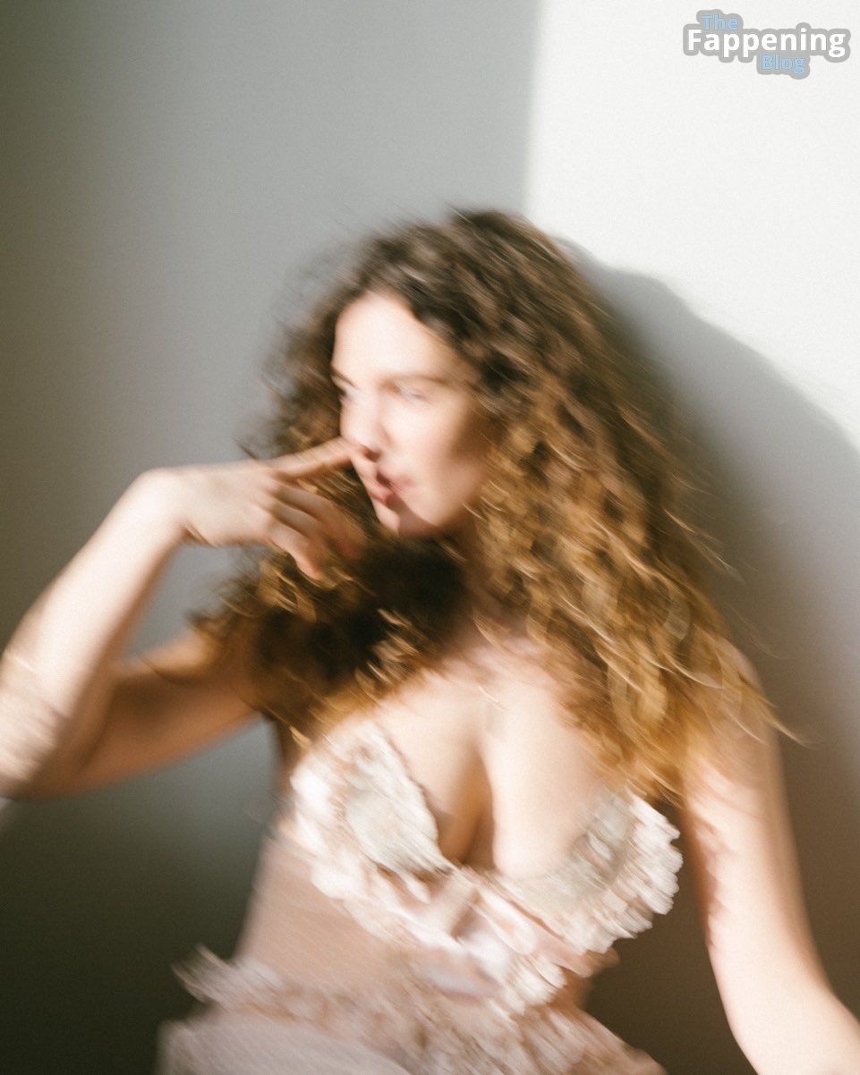 Larissa Kerner Sexy &amp; Topless (13 Photos)