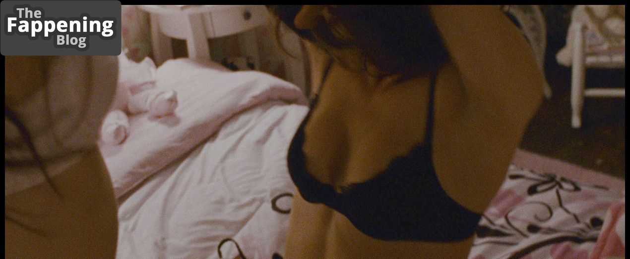 Mila Kunis Topless &amp; Sexy Collection – Part 2 (75 Photos)