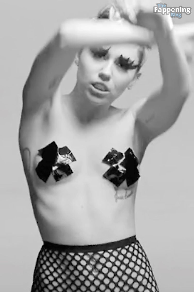 Miley Cyrus Nude Sexy 17