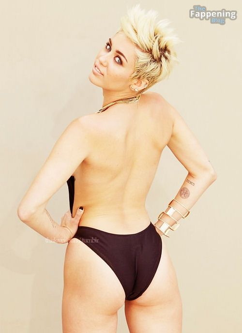 Miley Cyrus Nude &amp; Sexy Collection – Part 5 (150 Photos)