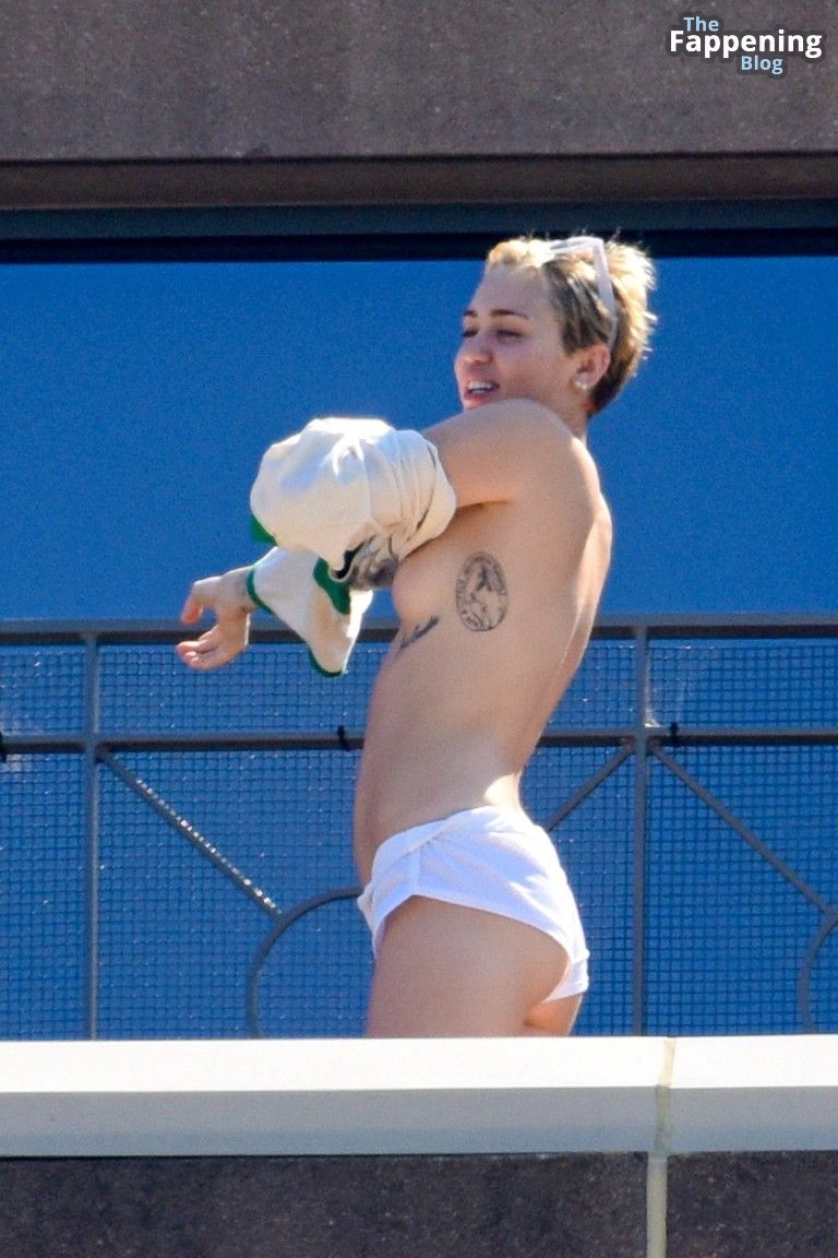 Miley Cyrus Nude Sexy 20