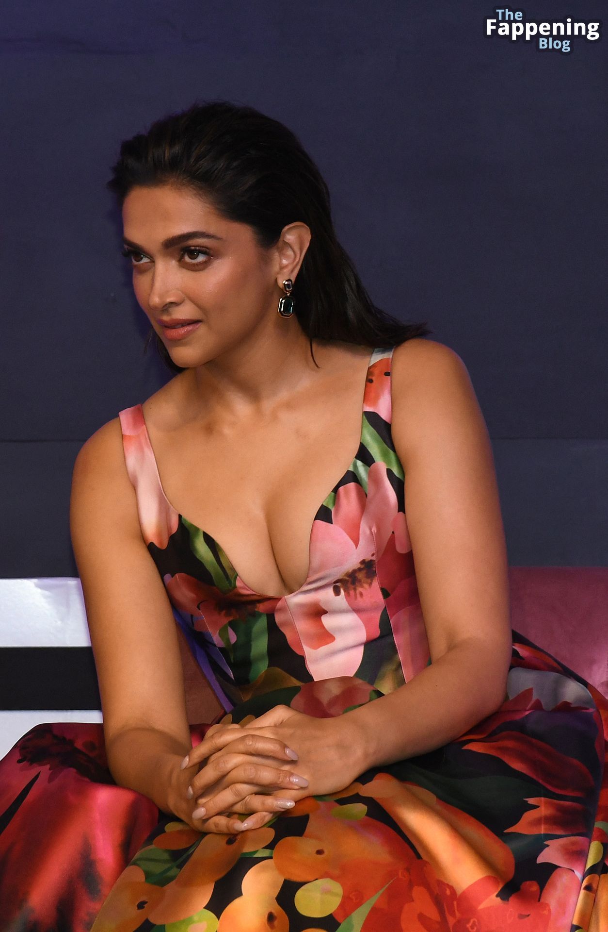 Deepika Padukone Shows Off Nice Cleavage During the Press Conference in Mumbai (9 Photos)