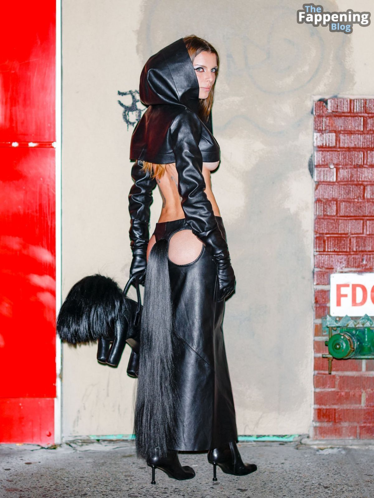 Julia Fox Shows Off Her Underboob &amp; Butt in New York (10 Photos)