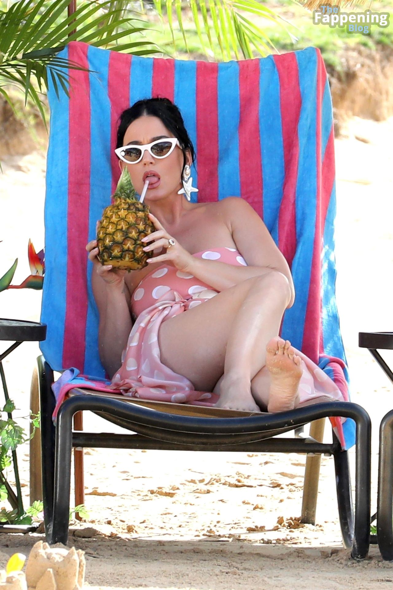 Katy Perry Shows Her Sexy Legs at Aulani Resort in Hawaii (11 Photos)
