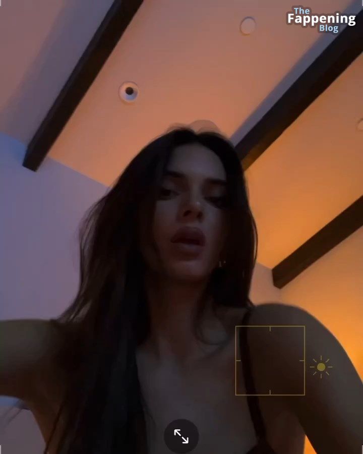 Kendall Jenner Sexy &amp; Topless (5 Pics + Video)