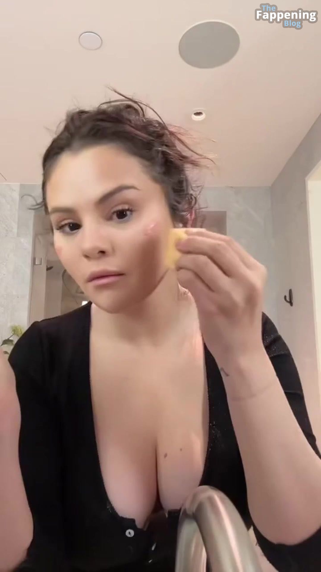 Selena Gomez Shows Off Her Sexy Tits (21 Pics + Video)